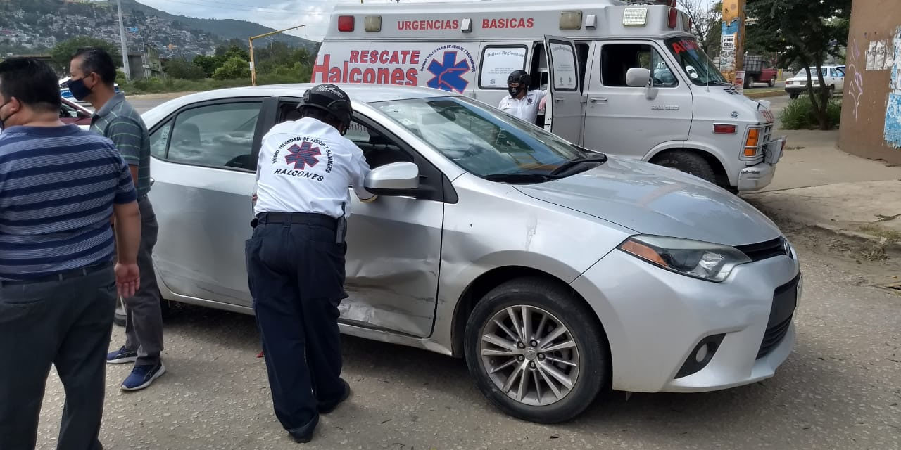 Taxista embiste a una camioneta en el Periférico de Oaxaca