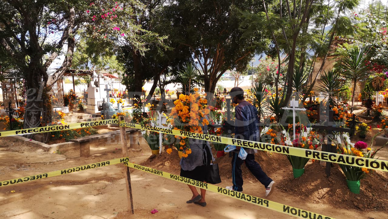 Viven Día de Muertos con estrictas medidas de prevención en Atzompa
