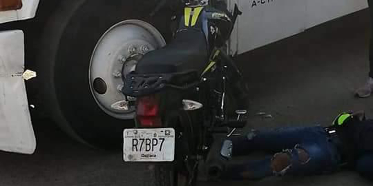 Motociclista choca contra urbano en San Martín Mexicápam