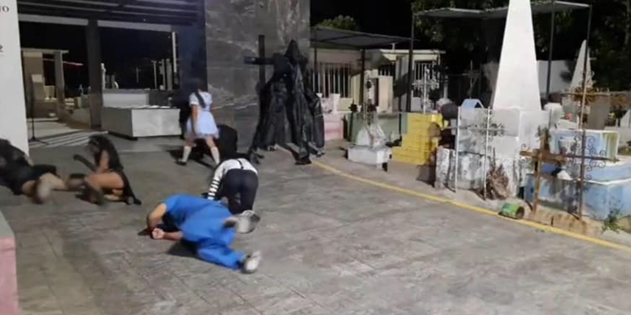 Critican a Carlos Atecas por permitir show en panteón de Salina Cruz