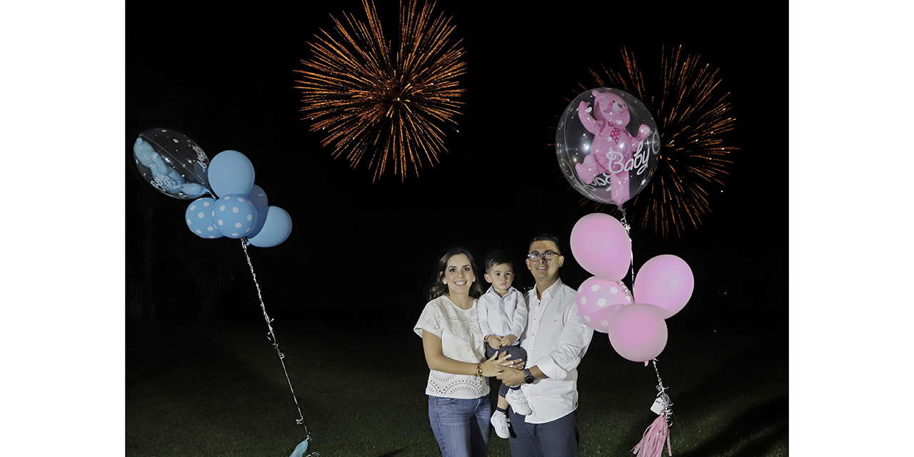 ¡Será una niña! Comparten bello momento con fuegos artificiales