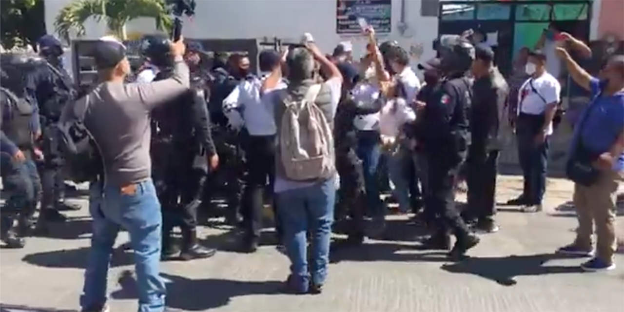 Se enfrentan policías y vecinos de Santa Lucía | El Imparcial de Oaxaca
