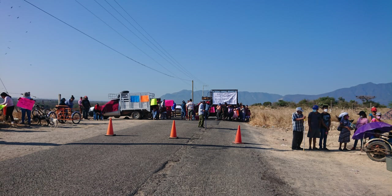 Bloquean caretera de Ixtepec para exigir agua potable
