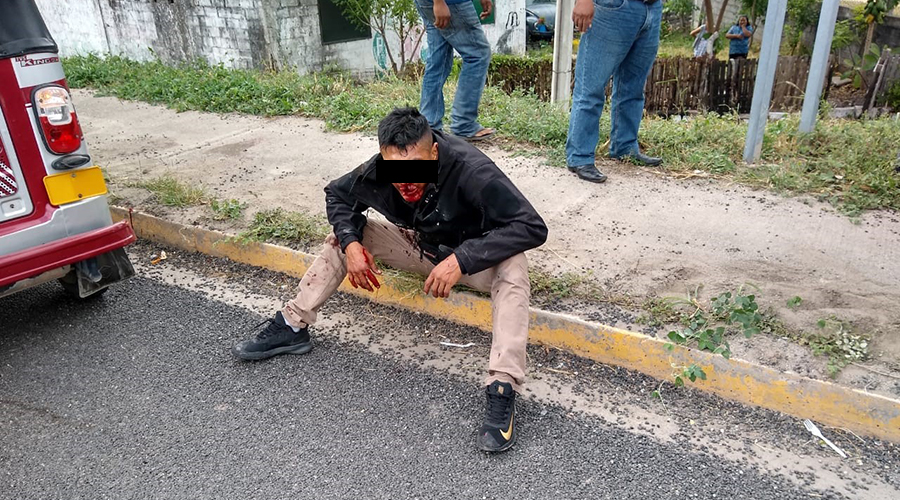 Brutal encontronazo entre motocicleta u mototaxi en Juchitán