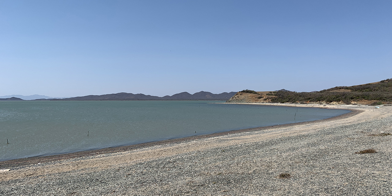 Denuncian contaminación por hidrocarburo en Playa Azul