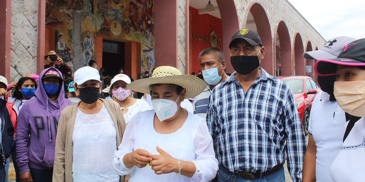Con marcha, claman ayuda de autoridades en Santa María Xochixtlapilco