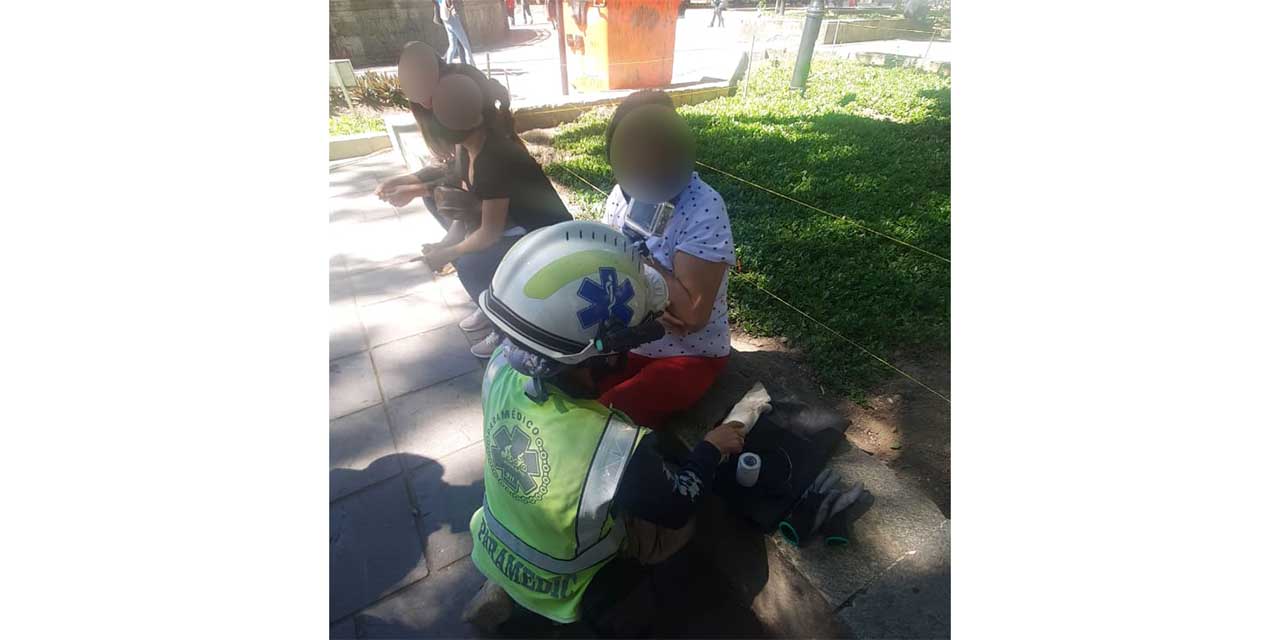 Adulta mayor cae en el centro de Oaxaca por culpa del ambulantaje