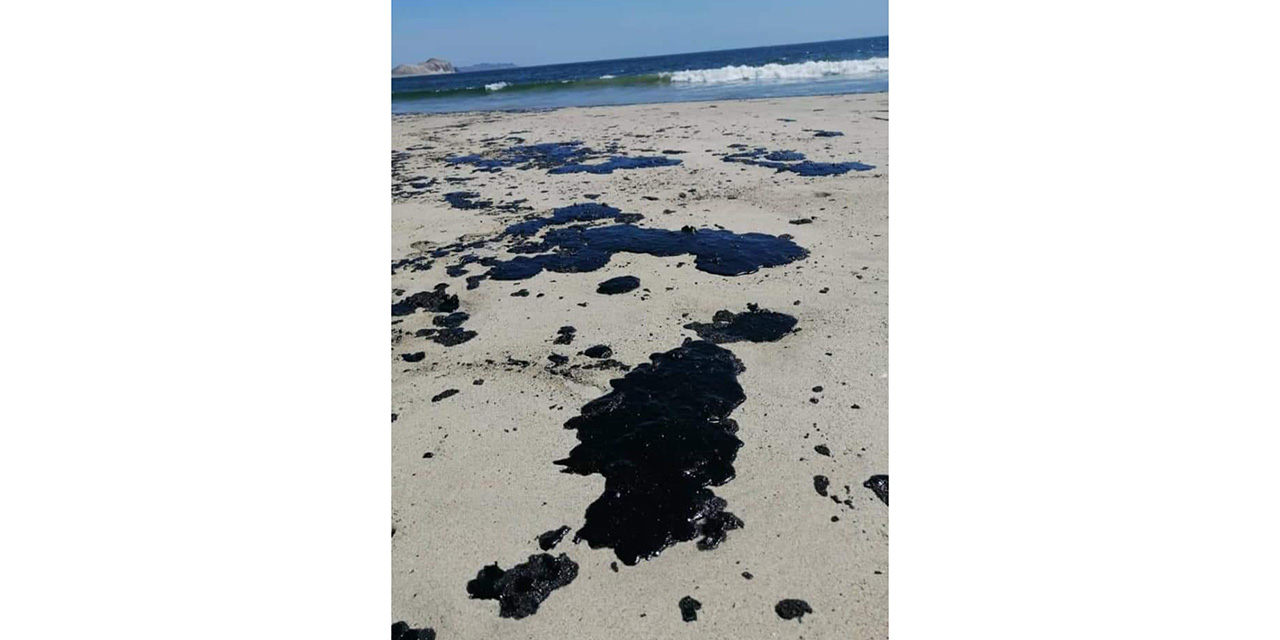 Denuncian contaminación por hidrocarburo en Playa Azul