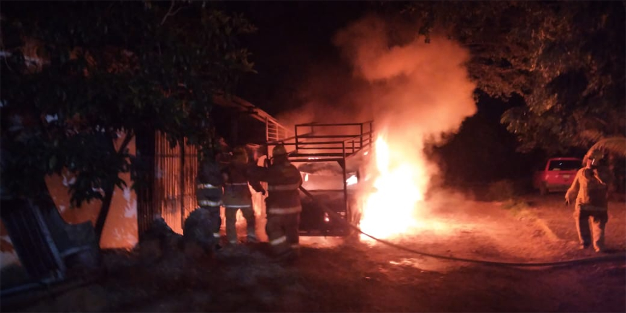 Se quema camioneta en Puerto Escondido | El Imparcial de Oaxaca