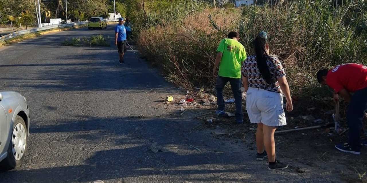 Ciclistas limpian carretera Juchitán-El Espinal