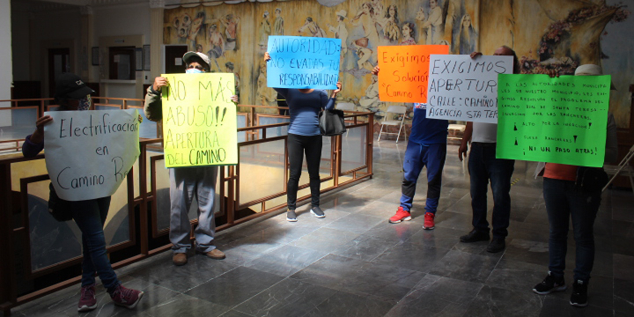 Protestan para exigir la apertura de Camino Real en Santa Teresa