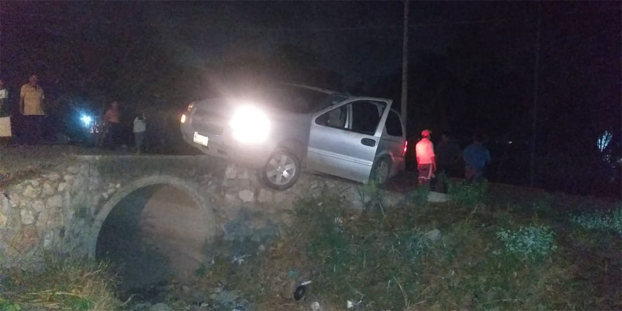 Sa salvan de caer a canal de riego en carretera a Xadani