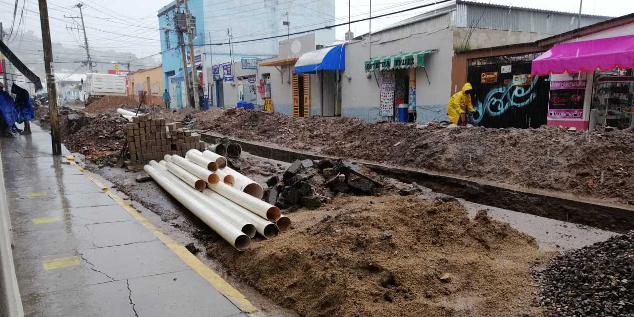 Demora en obras de calles de Oaxaca ocasiona molestias
