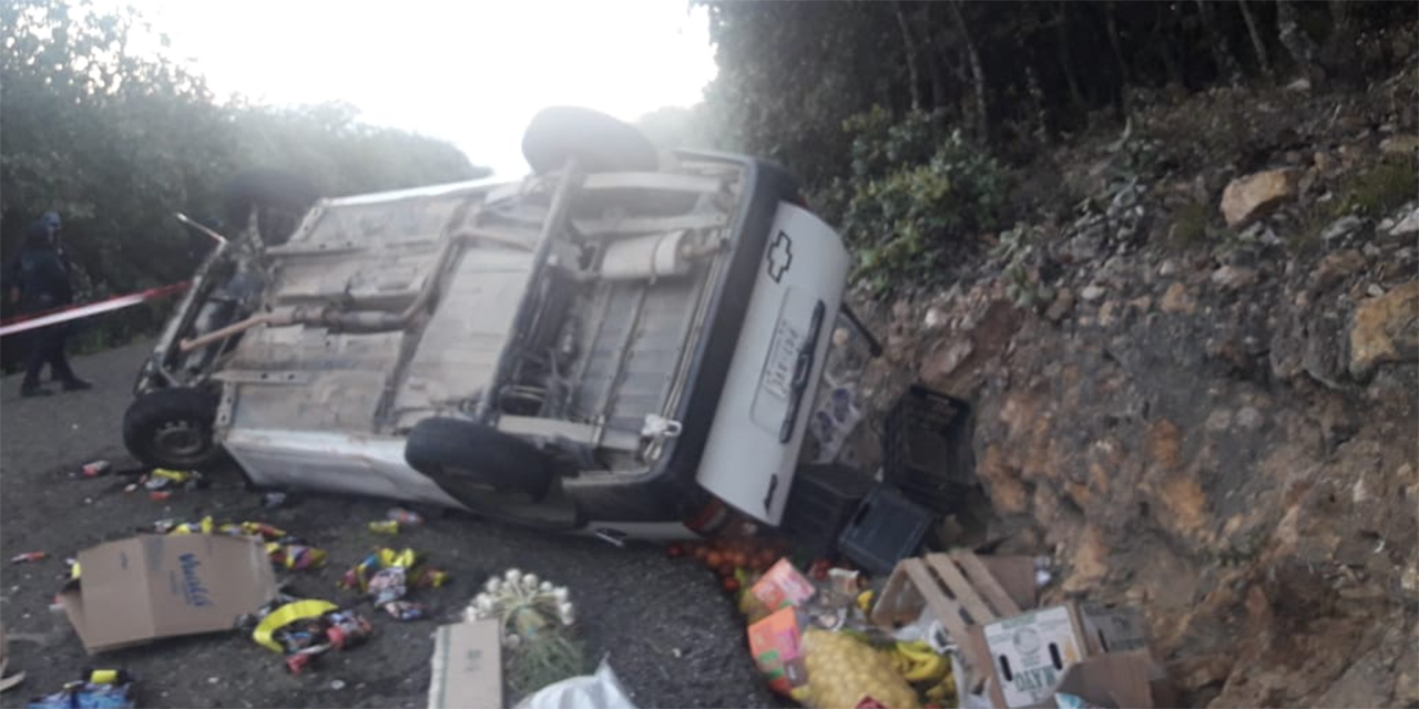 Volcadura en carretera de Sierra Norte deja dos heridos