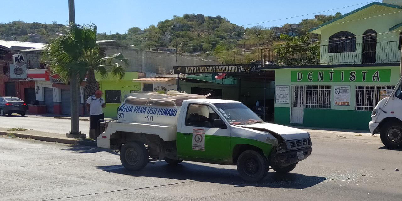 Colisión entre auto y pipa deja daños materiales en Salina Cruz