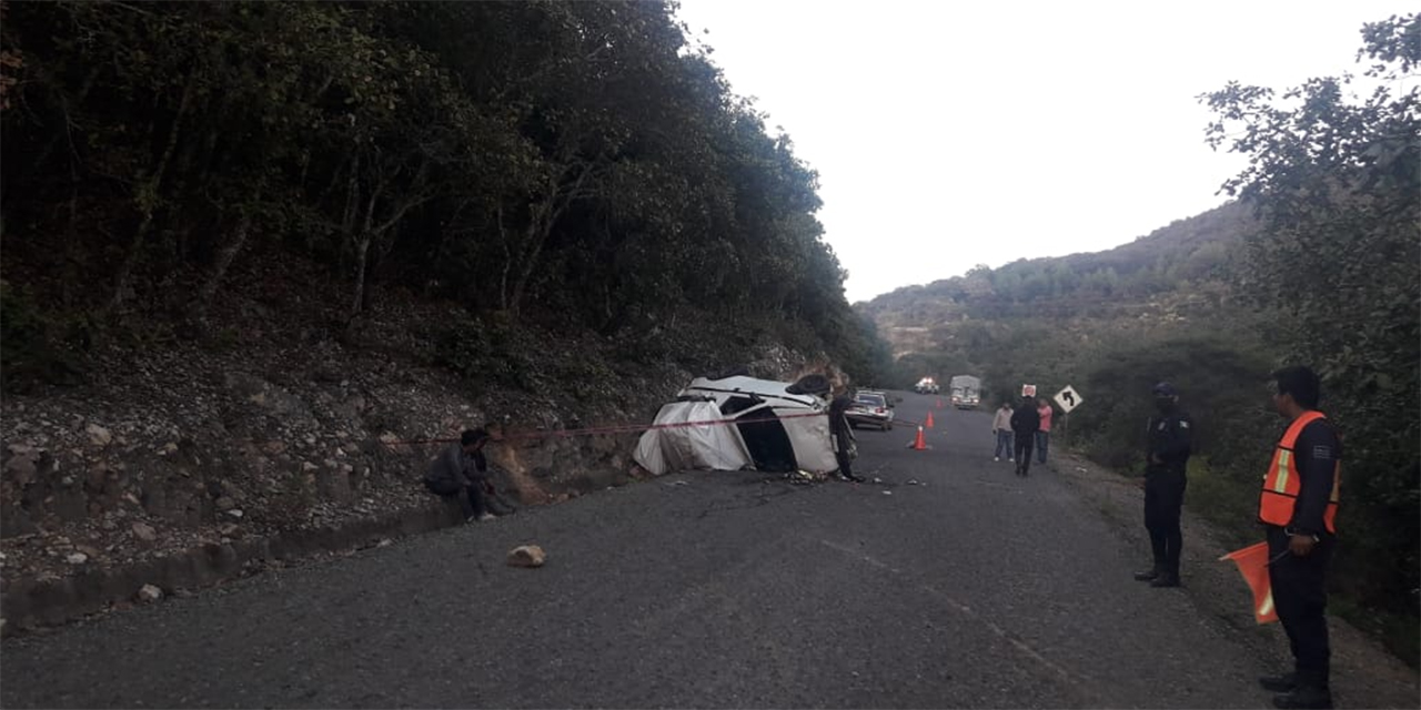 Volcadura en carretera de Sierra Norte deja dos heridos