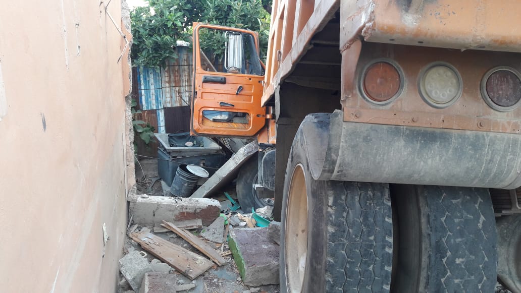 Camión volteo se impacta en domicilio de Oaxaca; un fallecido | El Imparcial de Oaxaca