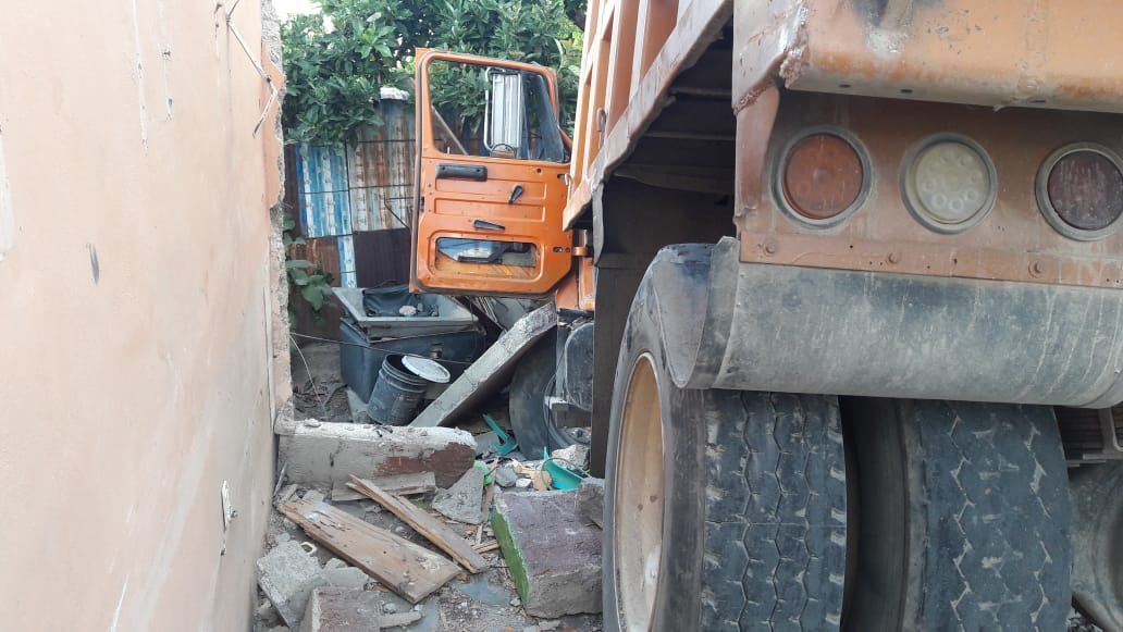 Camión volteo se impacta en domicilio de Oaxaca; un fallecido