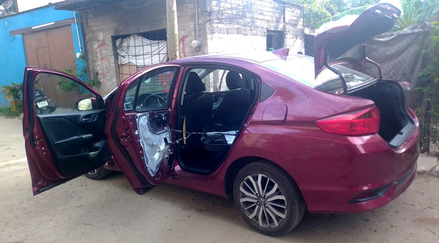 Los agarran desmantelando un auto en Juchitán