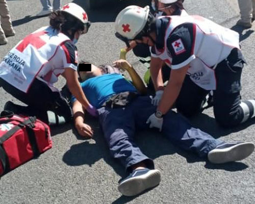 Embisten brutalmente a motociclista en Símbolos Patrios