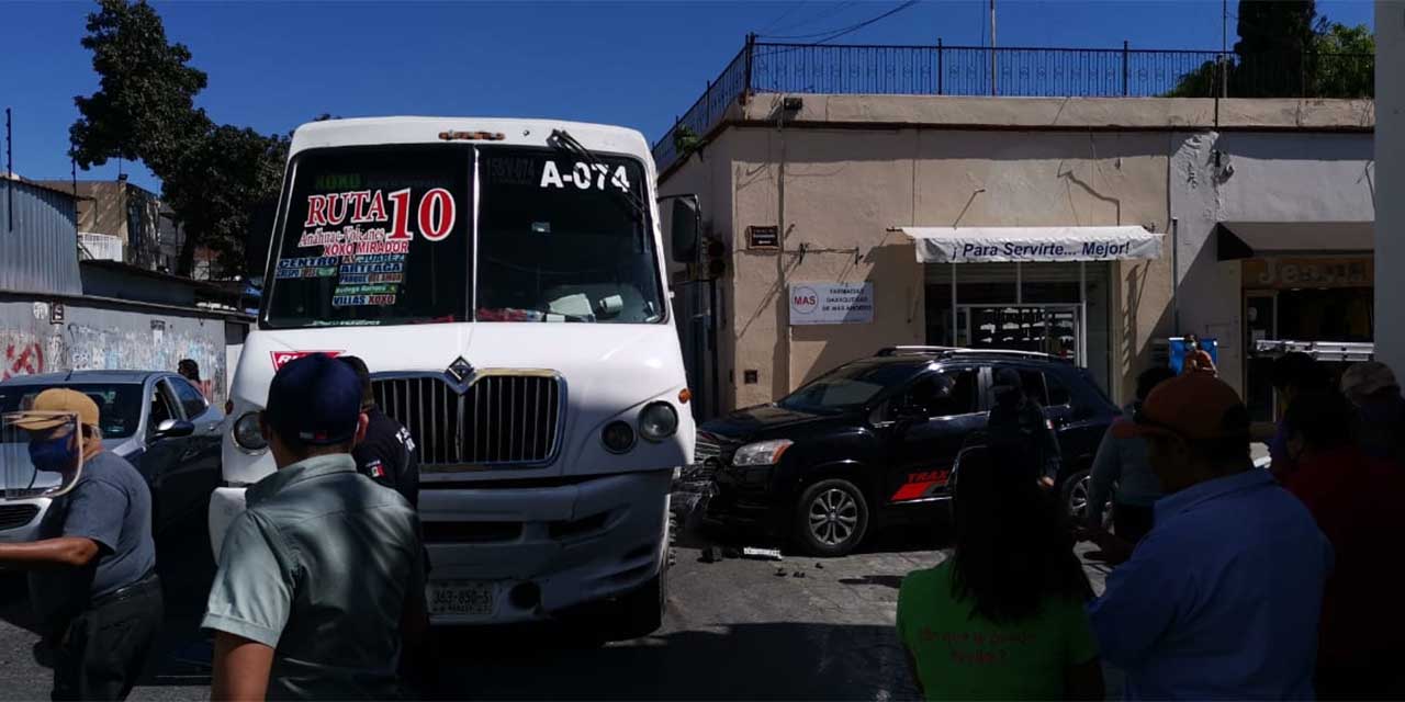 Urbanero embiste camioneta en el centro de Oaxaca