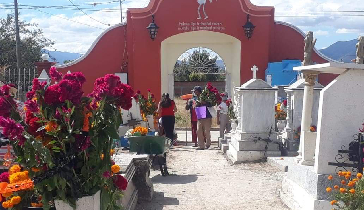 En Tlacochahuaya hacen caso omiso a petición de cerrar panteones