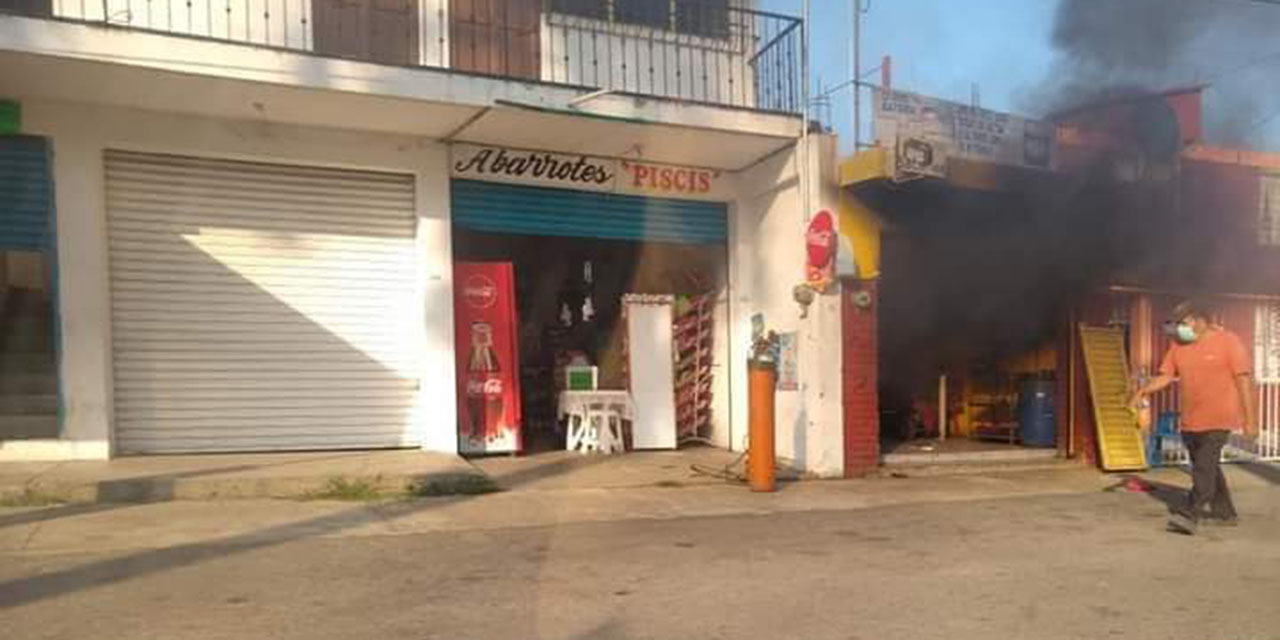 Arde local de acumuladores en Tuxtepec