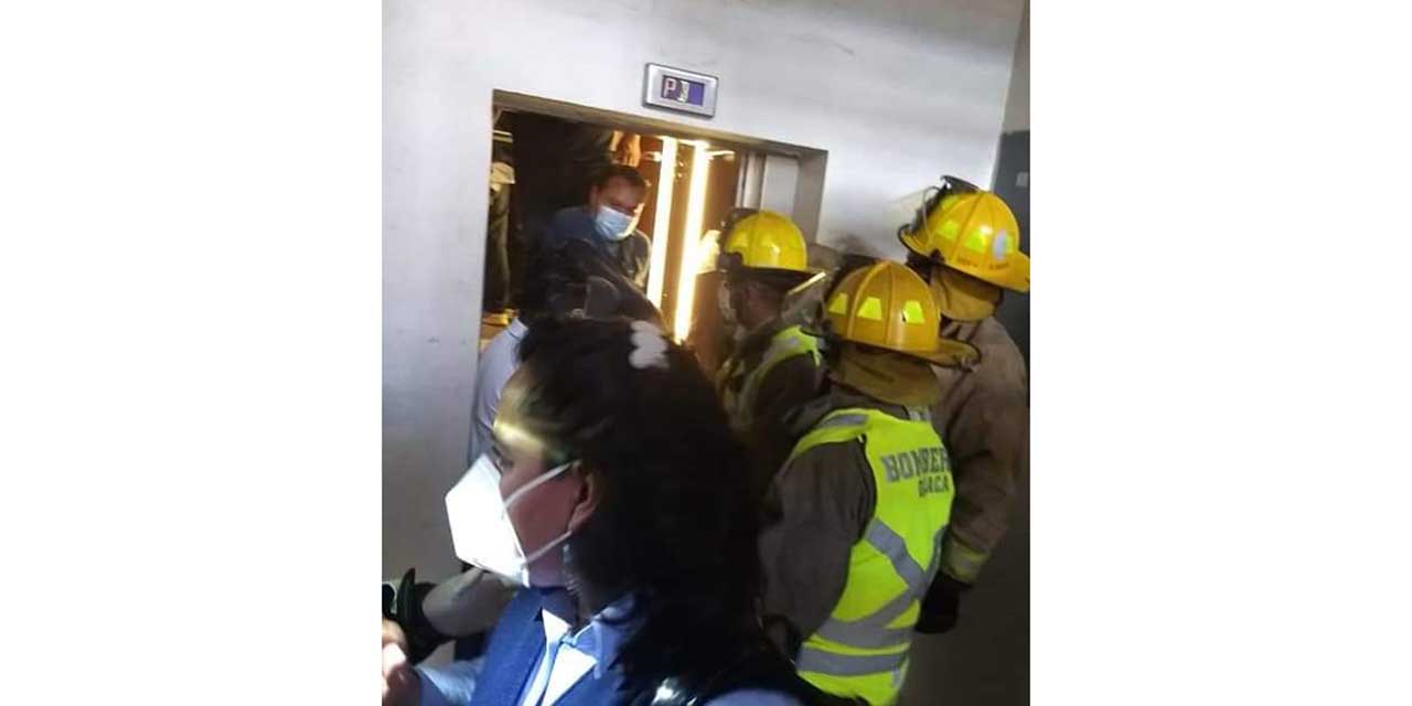 Pánico en el elevador del IEBO