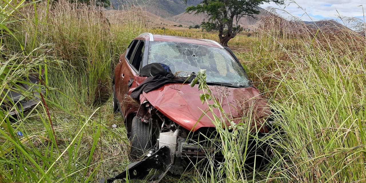 Automóvil sale del camino en Zimatlán