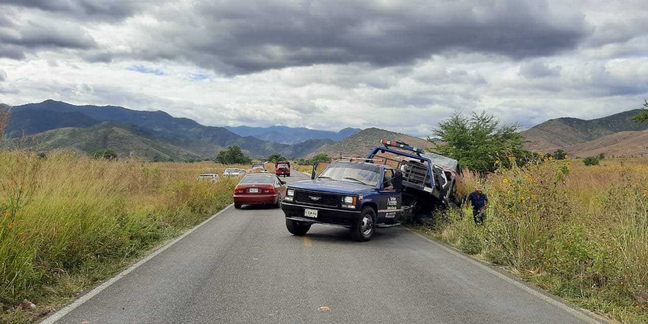 Automóvil sale del camino en Zimatlán