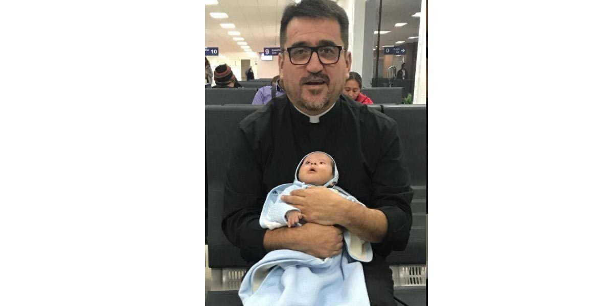 Sacerdote adopta a un niño con síndrome de Down que fue abandonado por su madre