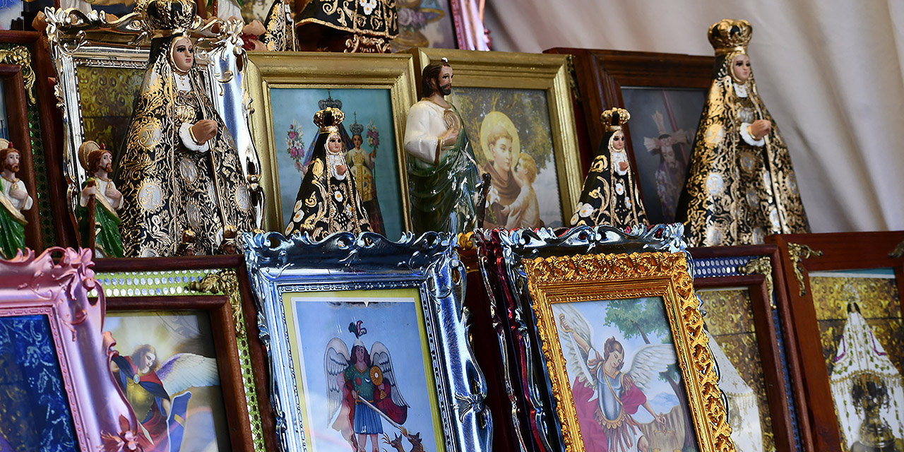 Agobiados por la pandemia, festejan a la Virgen de la Soledad | El Imparcial de Oaxaca