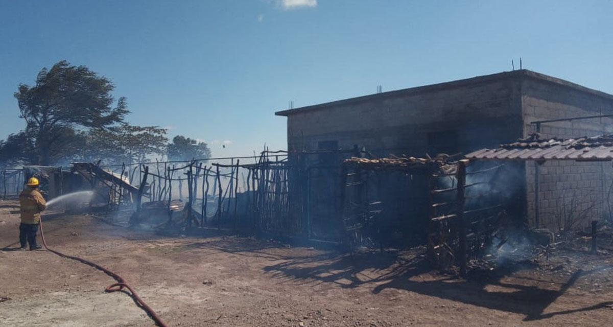 Fuego consume 12 chozas del panteón del Istmo de Oaxaca