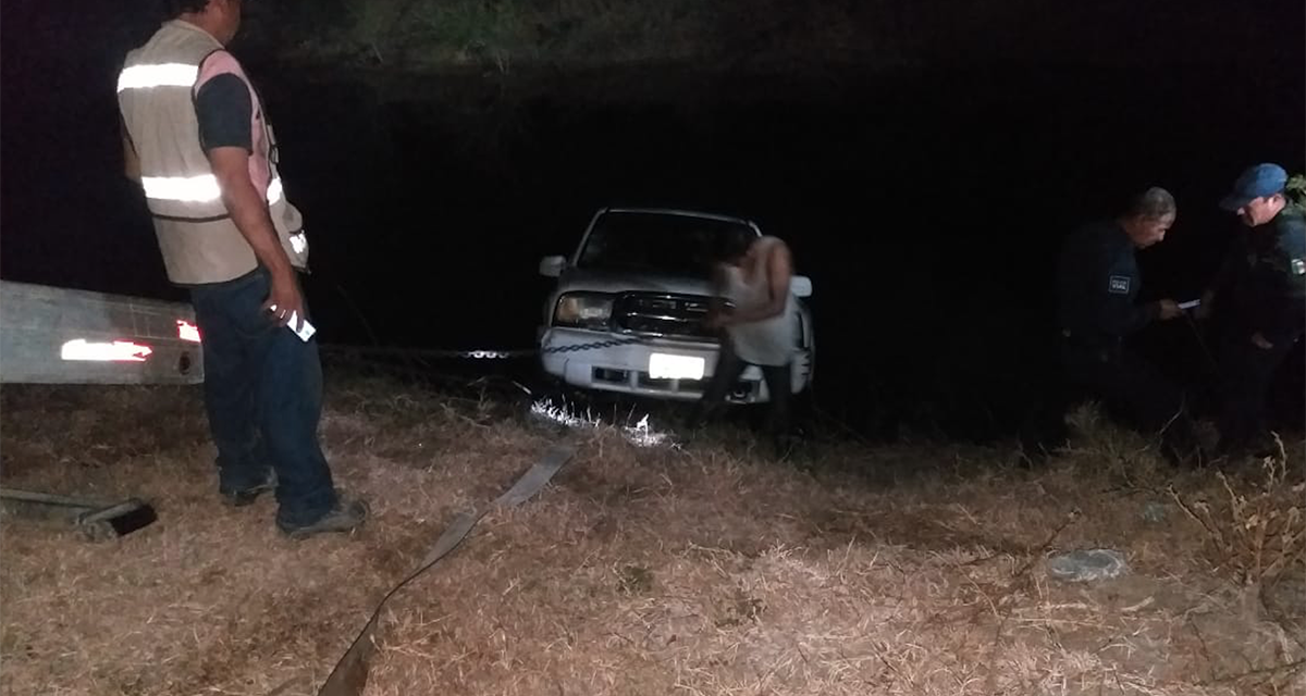 En el Istmo, abandonan vehículo en un canal de riego | El Imparcial de Oaxaca