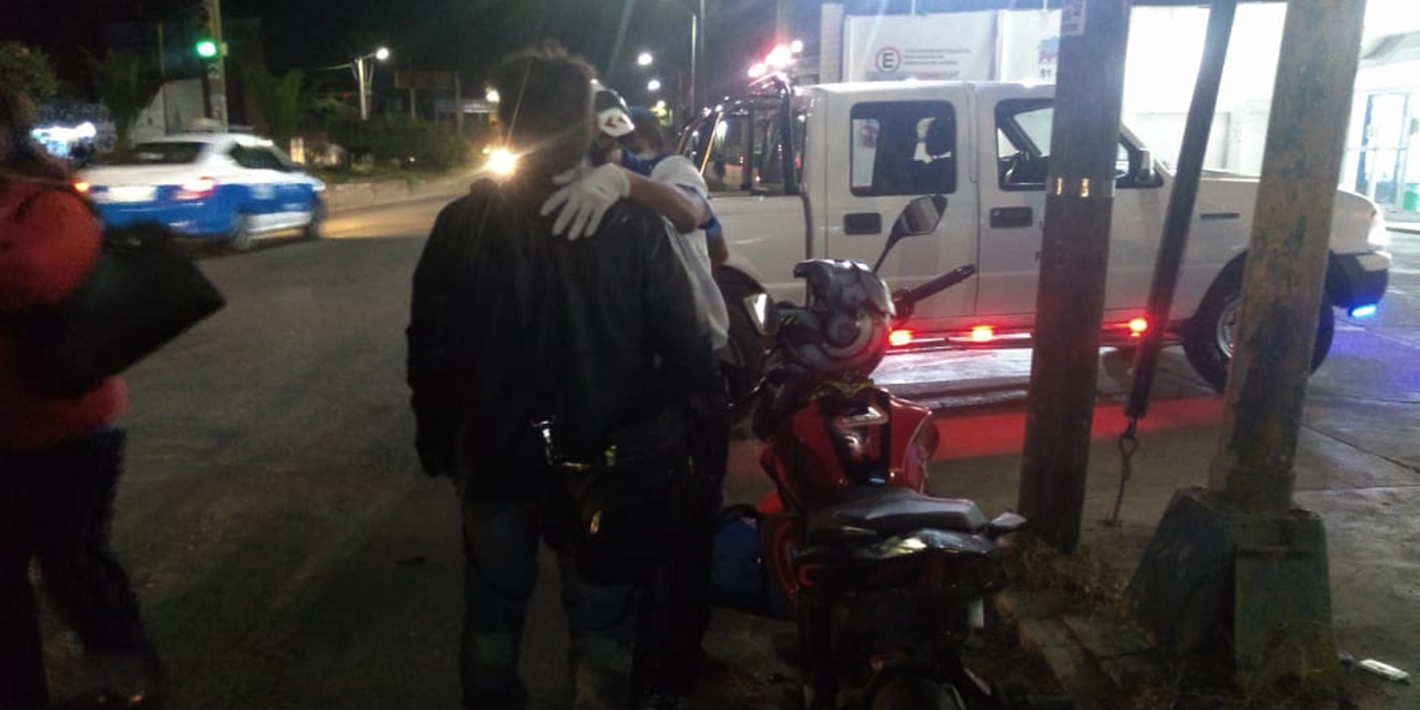 Taxista golpea a motociclista y huye en la ciudad de Oaxaca