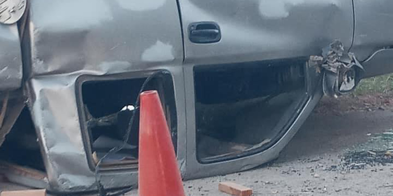 Abandonan camioneta volcada en carretera a Tehuantepec
