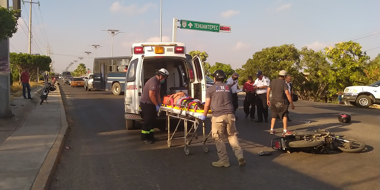Taxista atropella a motociclista en Salina Cruz