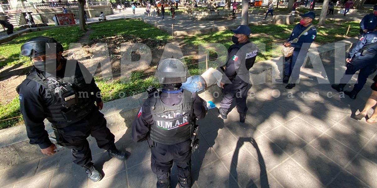 Hombre en estado de ebriedad alarma a ciudadanos en el zócalo capitalino | El Imparcial de Oaxaca