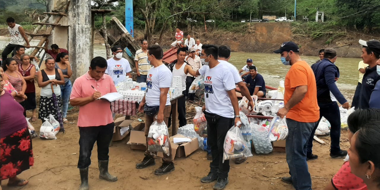 Juchitecos entregan víveres a damnificados de Tabasco