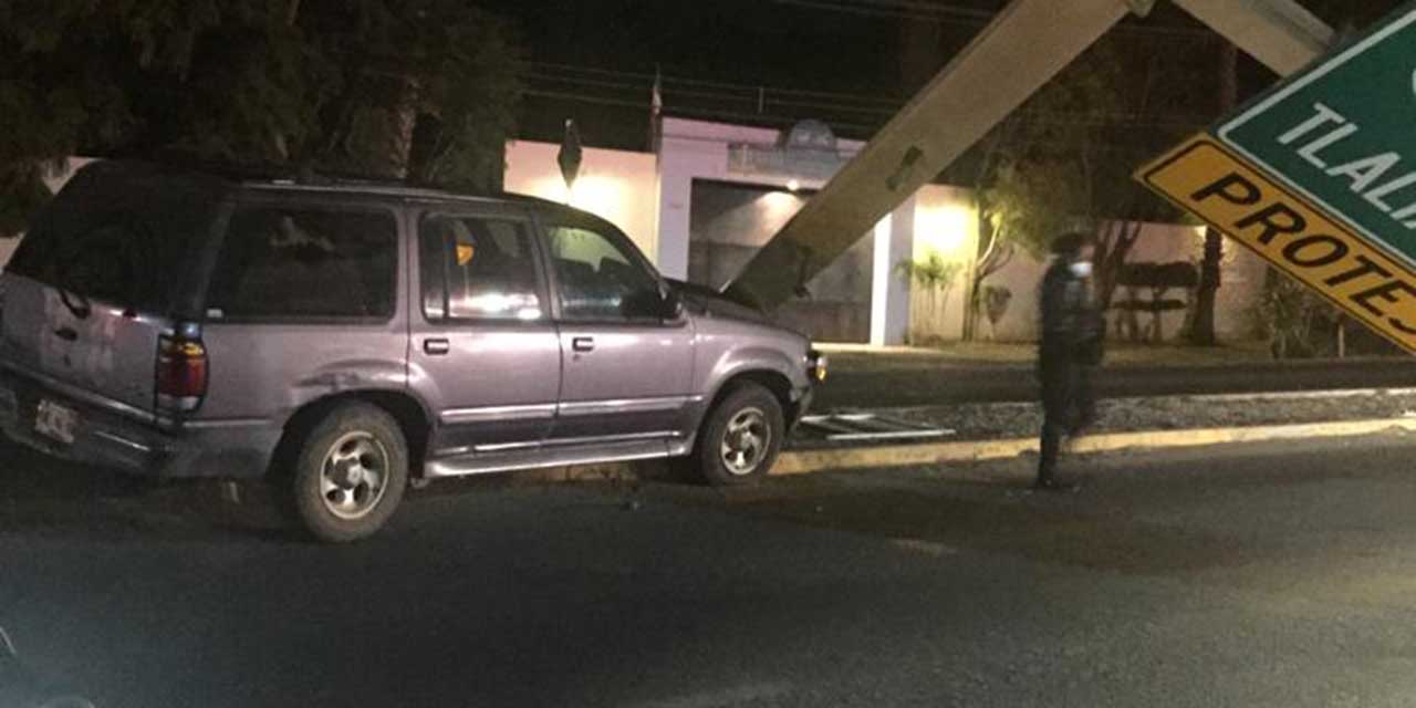 Conductor se estrella contra semáforo en Huayápam