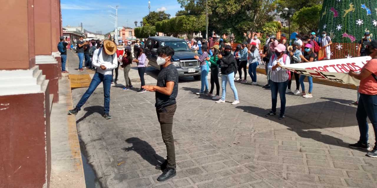Normalistas de Huajuapan marchan en memoria de los 43 de Ayotzinapa