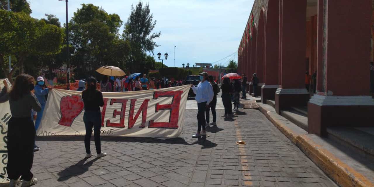 Normalistas de Huajuapan marchan en memoria de los 43 de Ayotzinapa