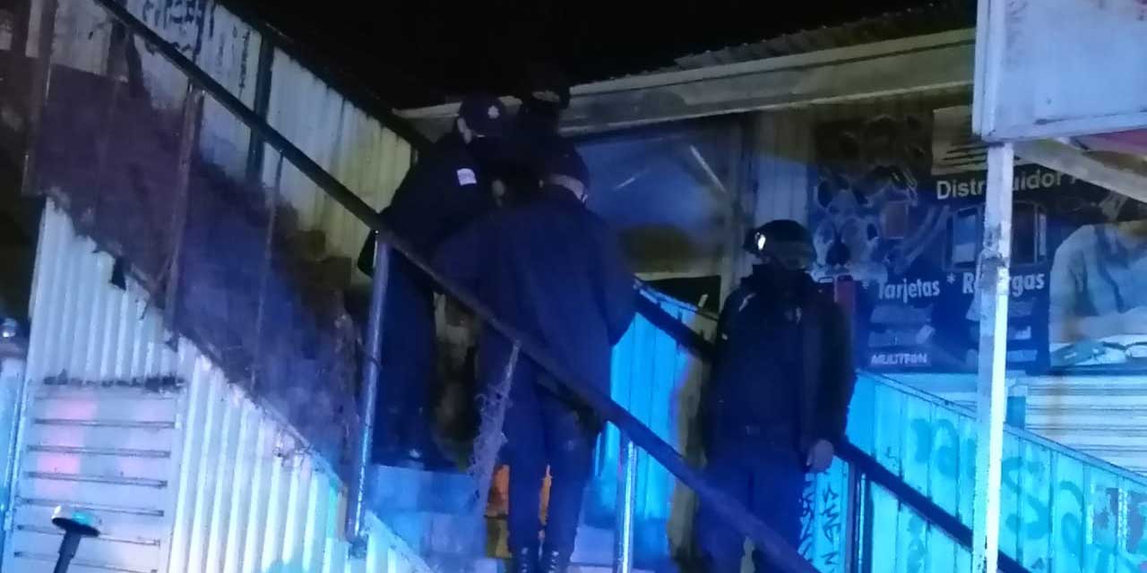 Conductor se estrella contra semáforo en Huayápam