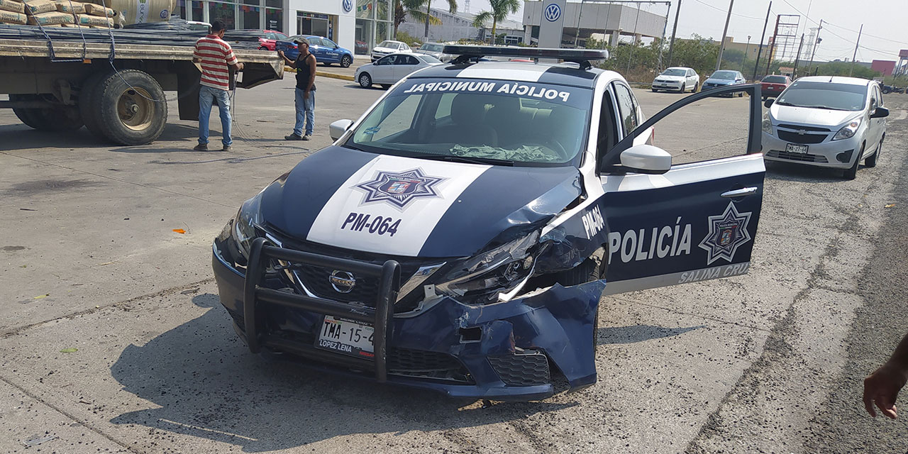 Urbanero impacta a patrulla en Salina Cruz