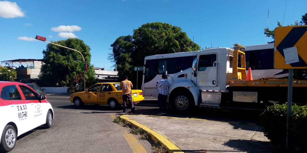 Aparatoso percance sobre la carretera transístmica
