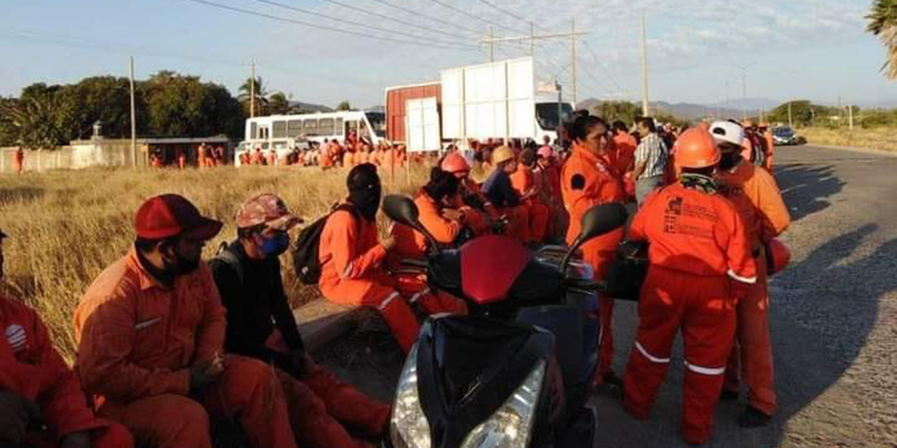 Obreros de Salina Cruz protestan por falta de pagos