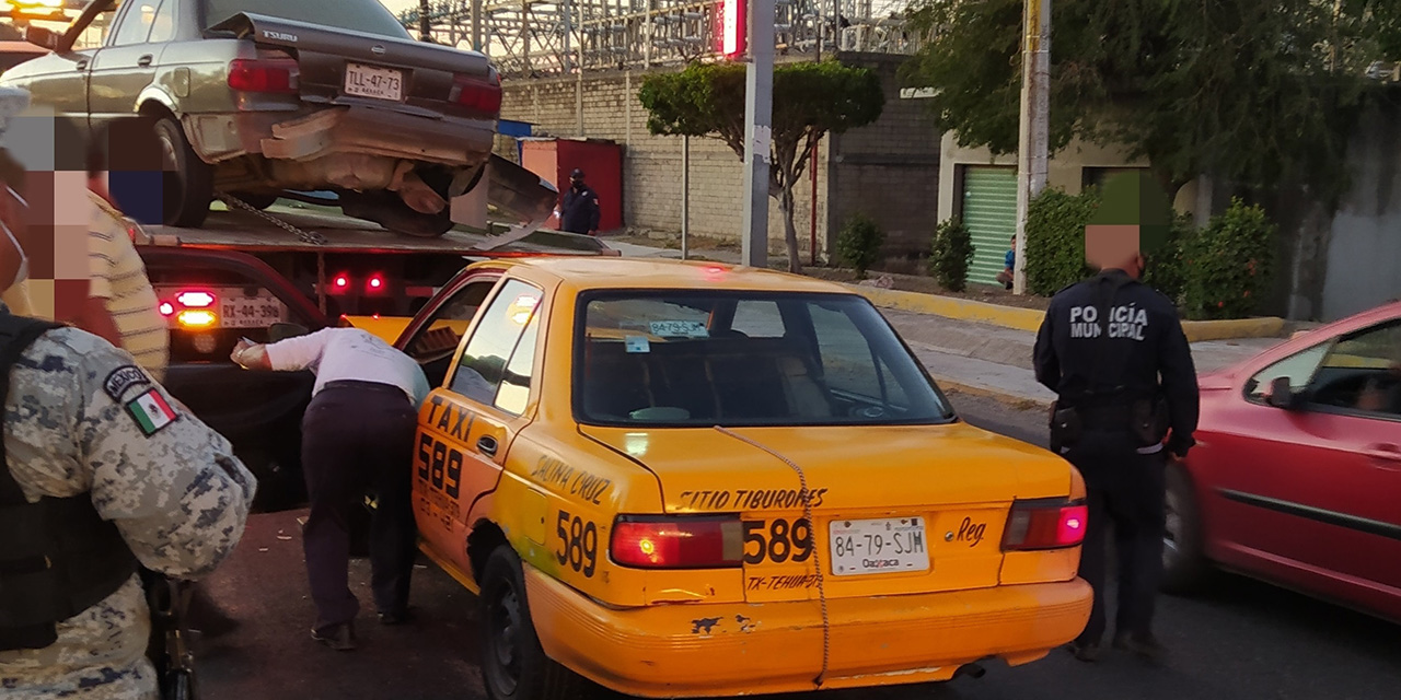 Grúa se impacta contra taxi en Tehuantepec
