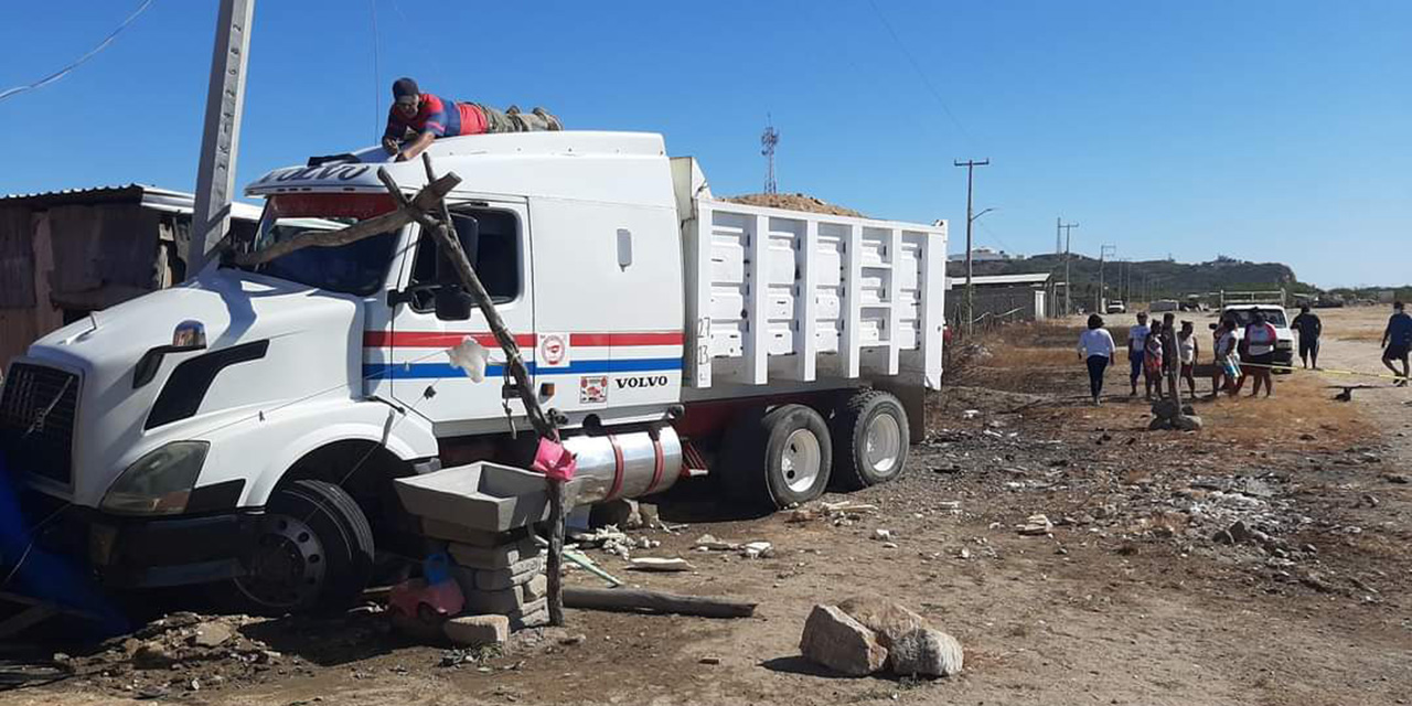 Camión se estrella contra viviendas de Salina Cruz