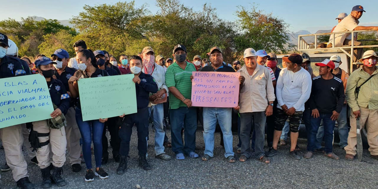 Presidentes municipales del Istmo toman carreteras federales