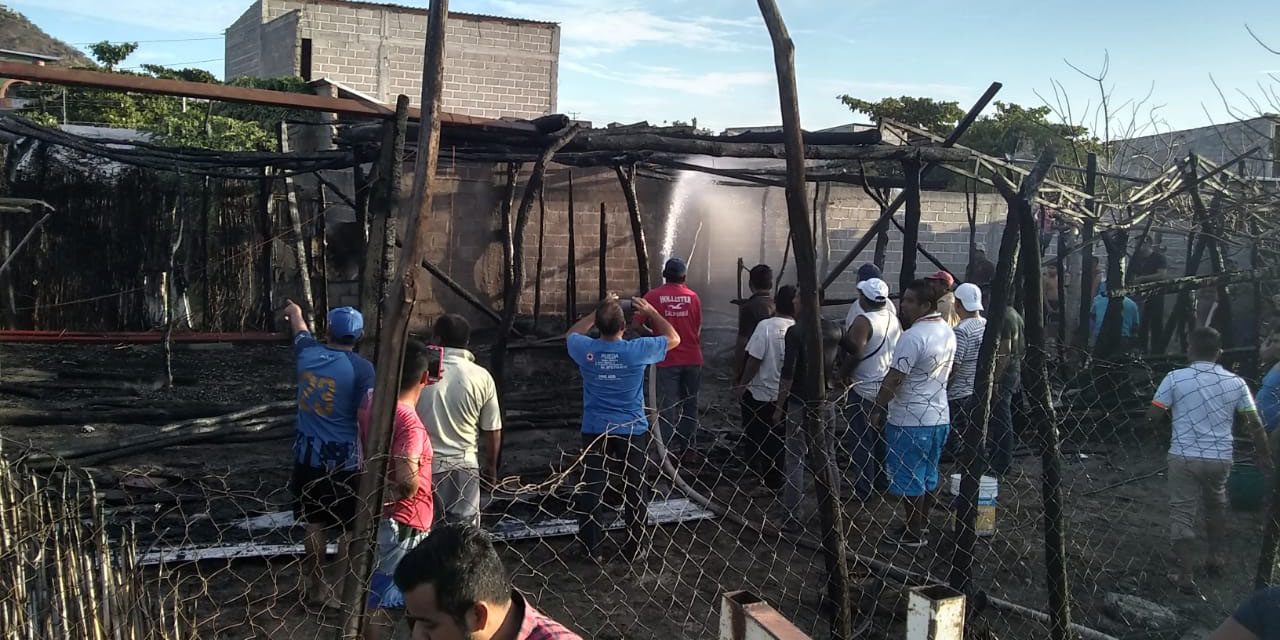 Voraz incendio consume viviendas en San Blas Atempa